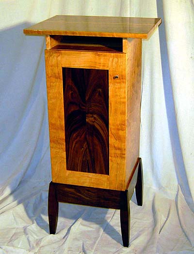 Cabinet on Stand (3Kb)